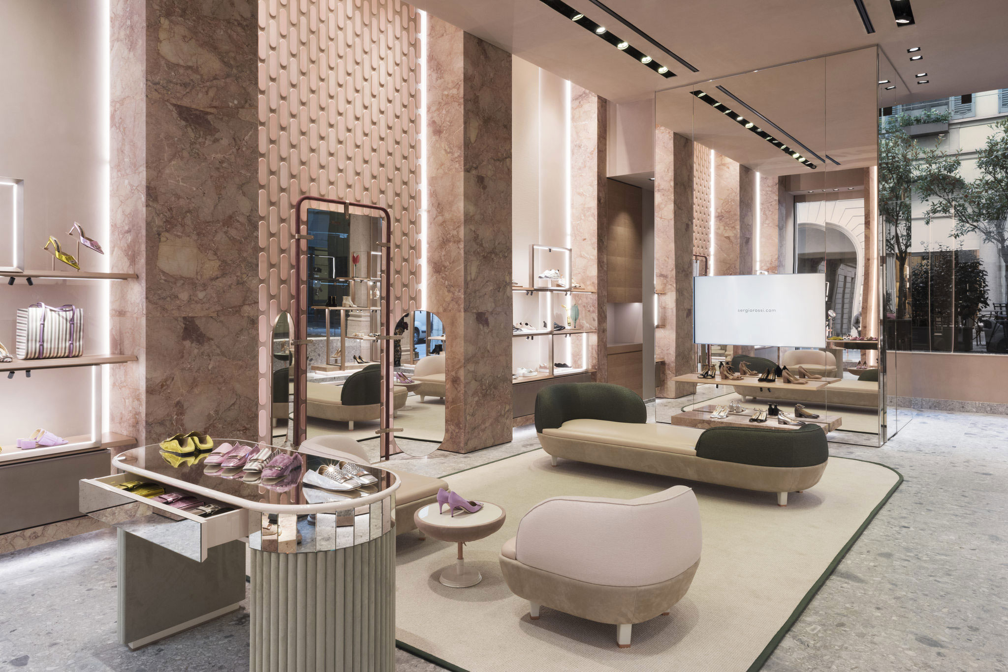 The Sergio Rossi brand redesigns the face of its stores – PROMOSTYL